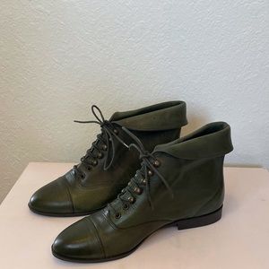 Vintage hunter green round pointed toe vegan leather gold grommet tie boots!